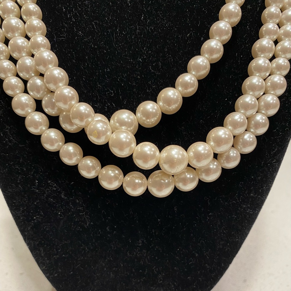 Tri- Layered Lightweight Pearl Necklace 💋 - Picture 4 of 16